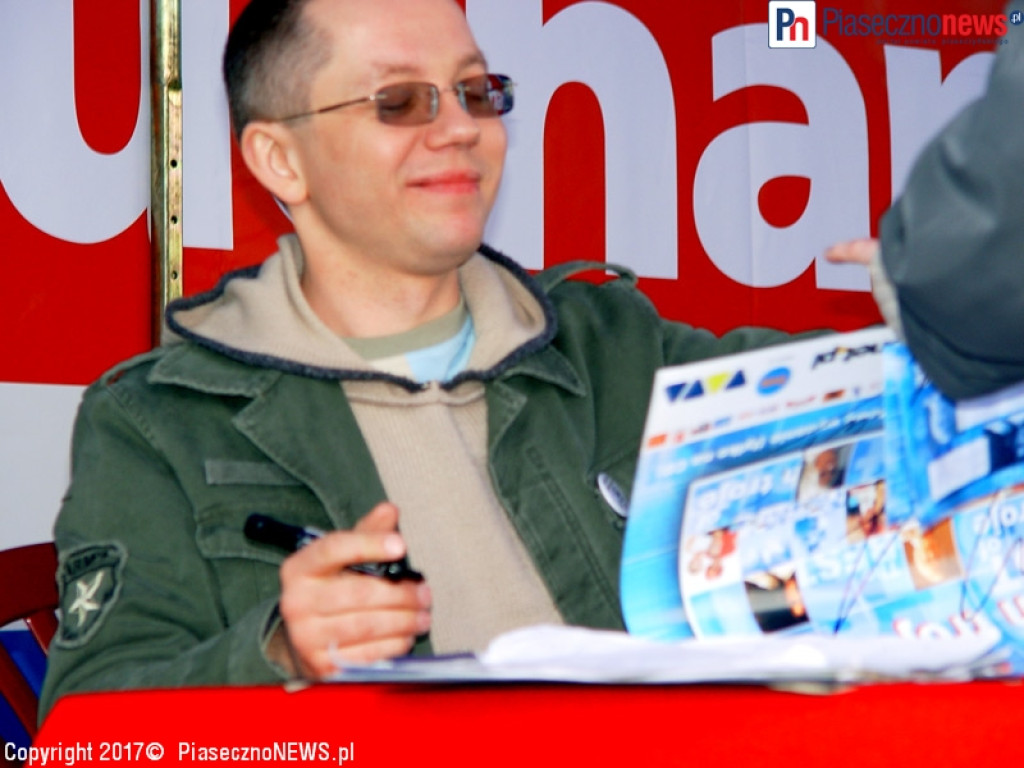 ROK 2003: Ich Troje rozdają autografy na parkingu Auchan