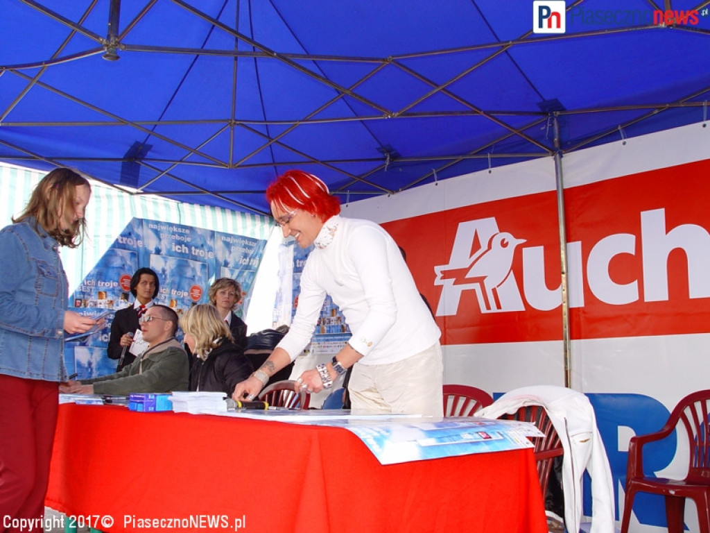 ROK 2003: Ich Troje rozdają autografy na parkingu Auchan
