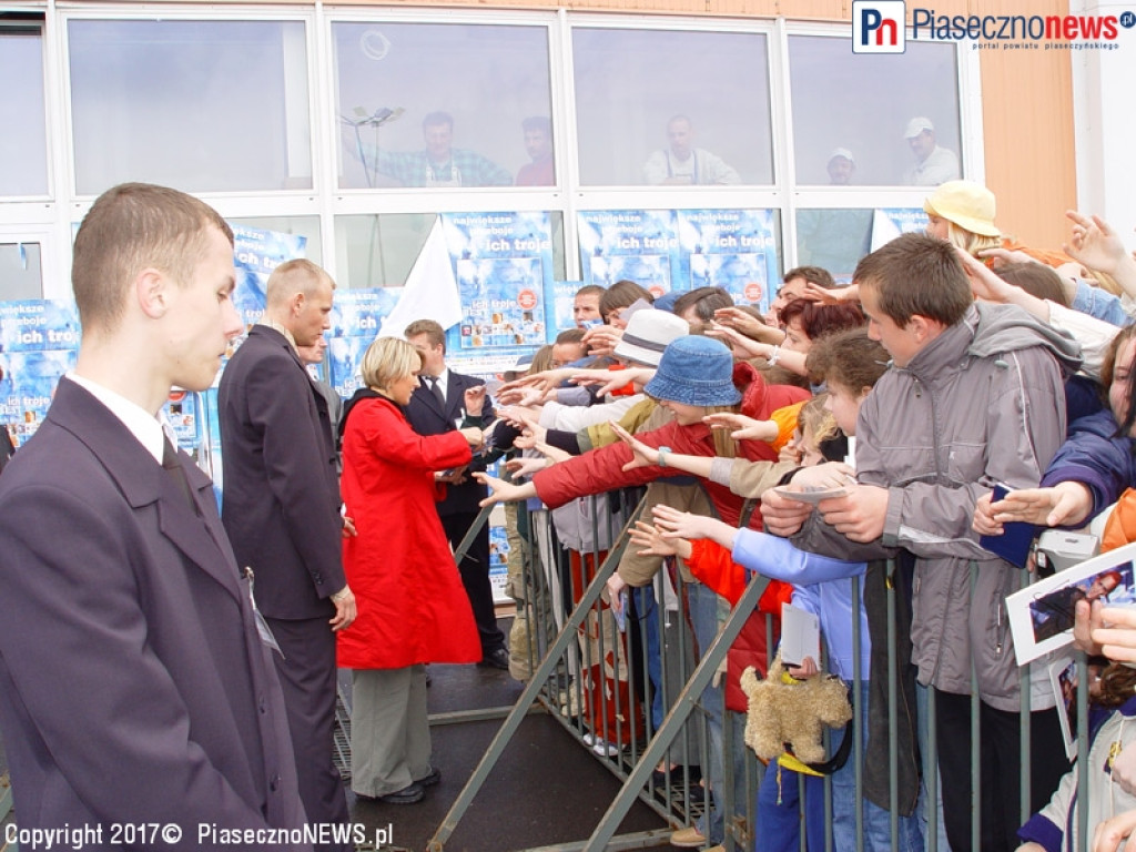 ROK 2003: Ich Troje rozdają autografy na parkingu Auchan