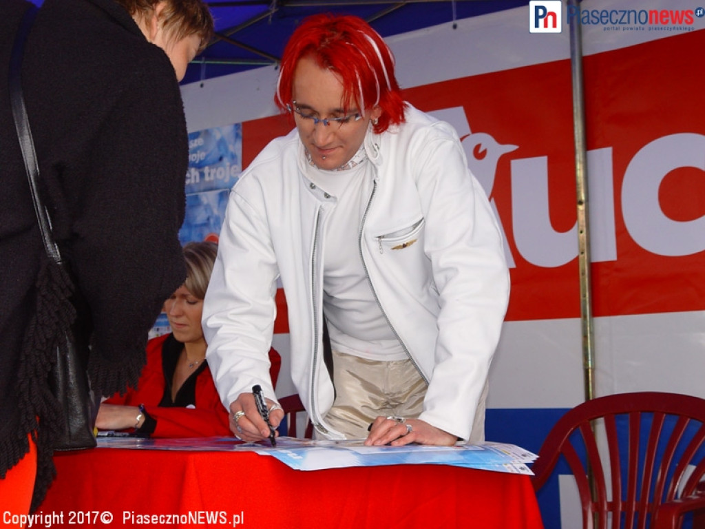 ROK 2003: Ich Troje rozdają autografy na parkingu Auchan