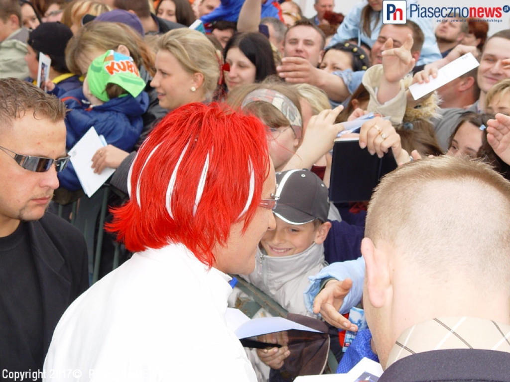 ROK 2003: Ich Troje rozdają autografy na parkingu Auchan