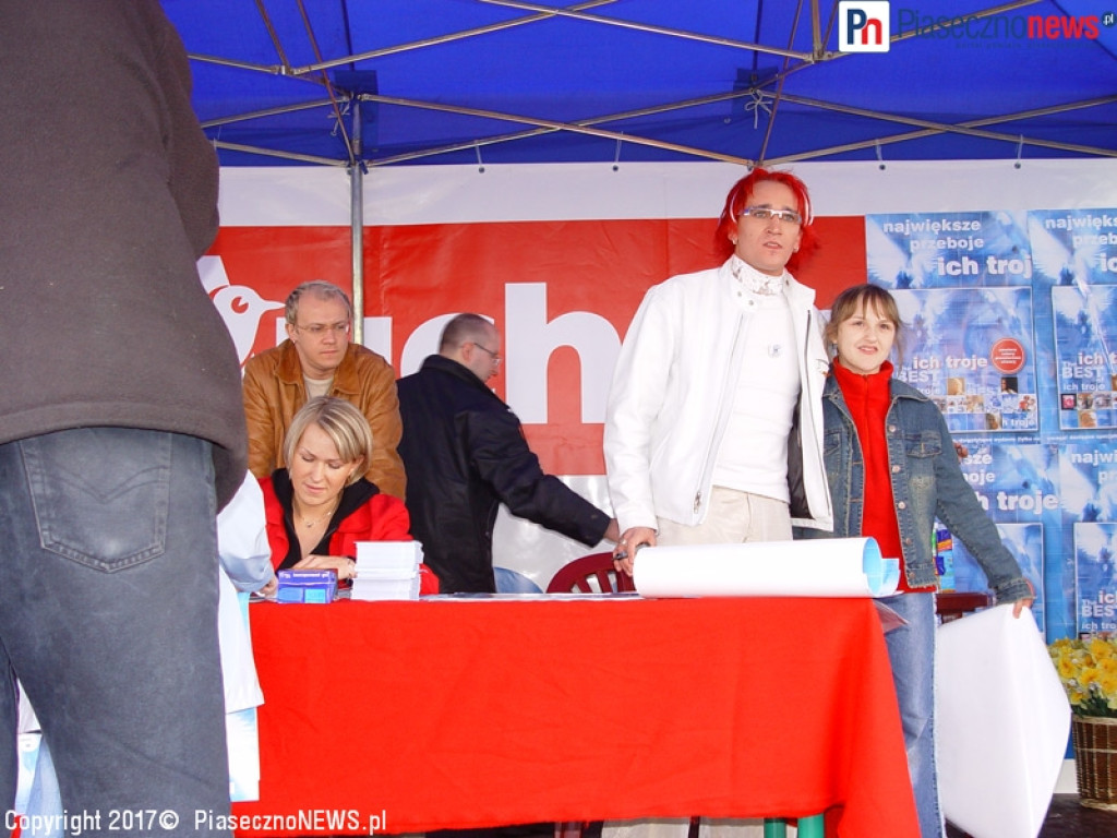 ROK 2003: Ich Troje rozdają autografy na parkingu Auchan
