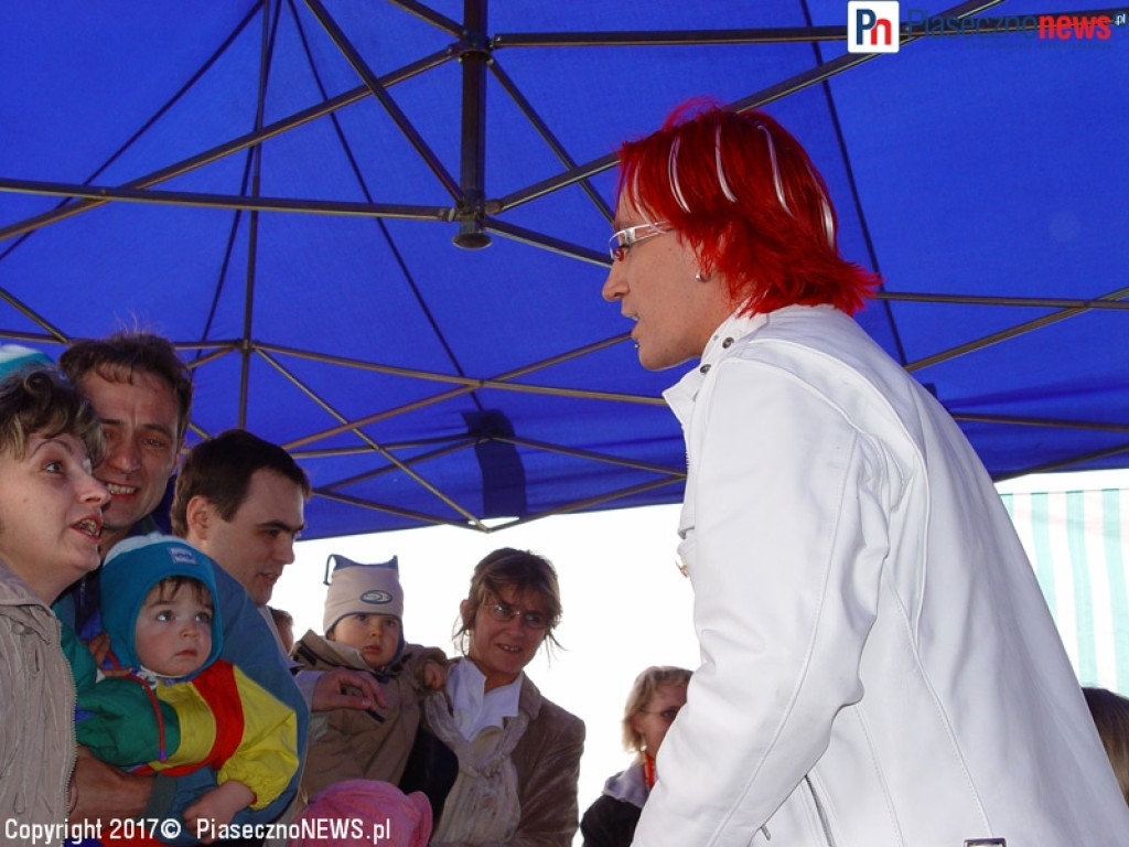 ROK 2003: Ich Troje rozdają autografy na parkingu Auchan