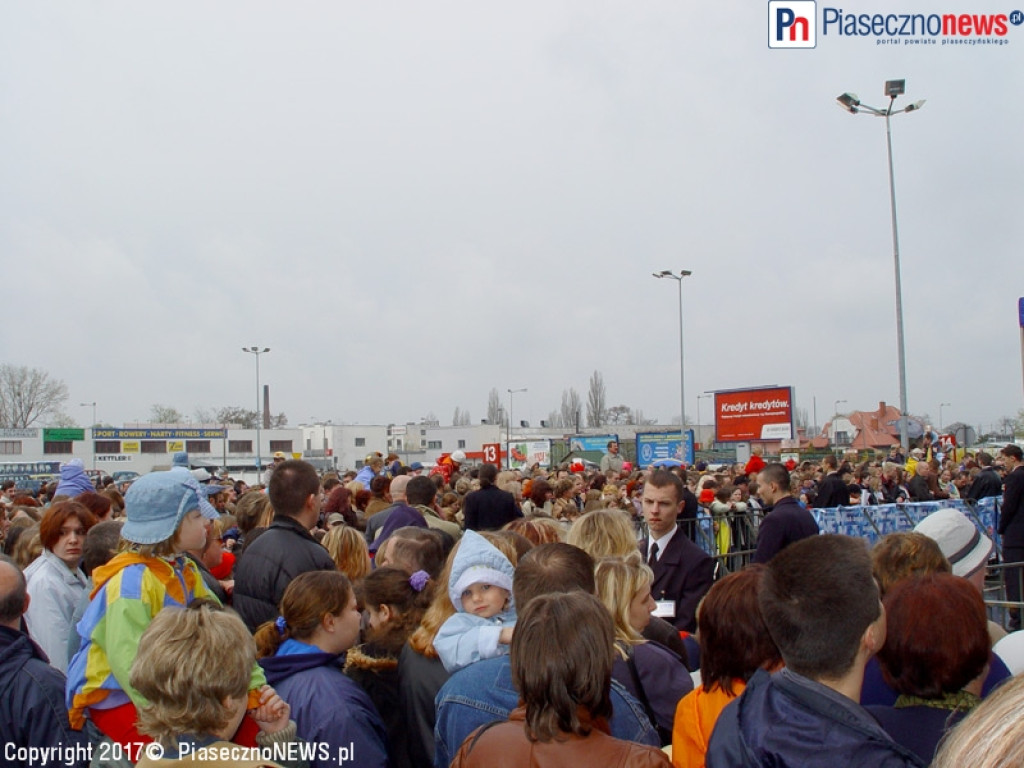 ROK 2003: Ich Troje rozdają autografy na parkingu Auchan