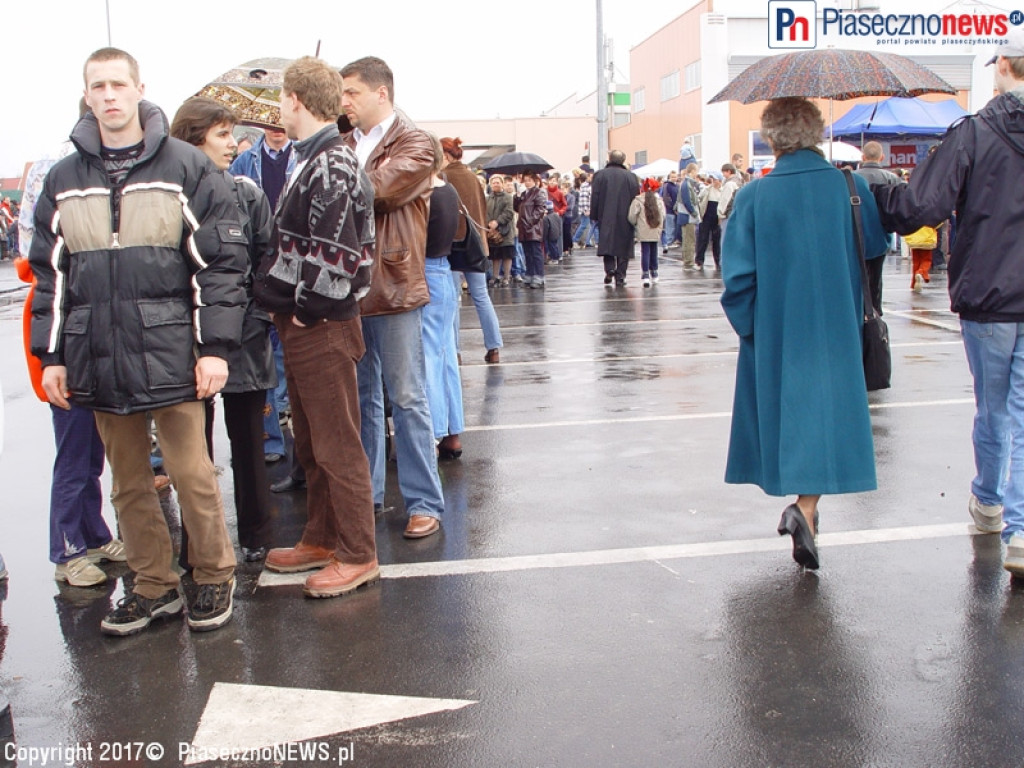 ROK 2003: Ich Troje rozdają autografy na parkingu Auchan
