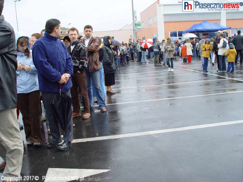 ROK 2003: Ich Troje rozdają autografy na parkingu Auchan