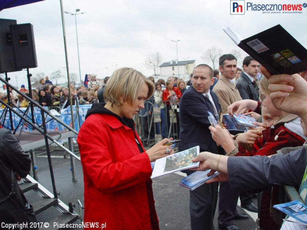 ROK 2003: Ich Troje rozdają autografy na parkingu Auchan