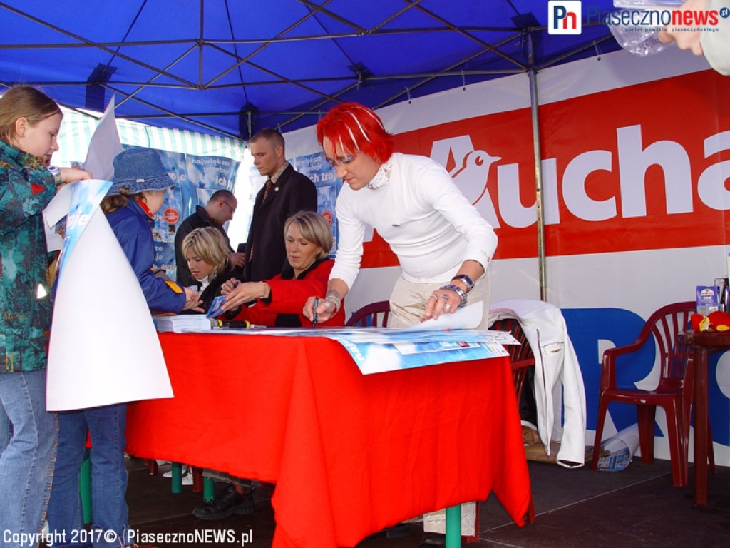 ROK 2003: Ich Troje rozdają autografy na parkingu Auchan