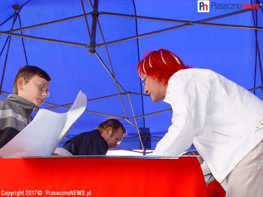 ROK 2003: Ich Troje rozdają autografy na parkingu Auchan