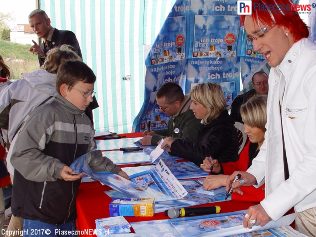 ROK 2003: Ich Troje rozdają autografy na parkingu Auchan