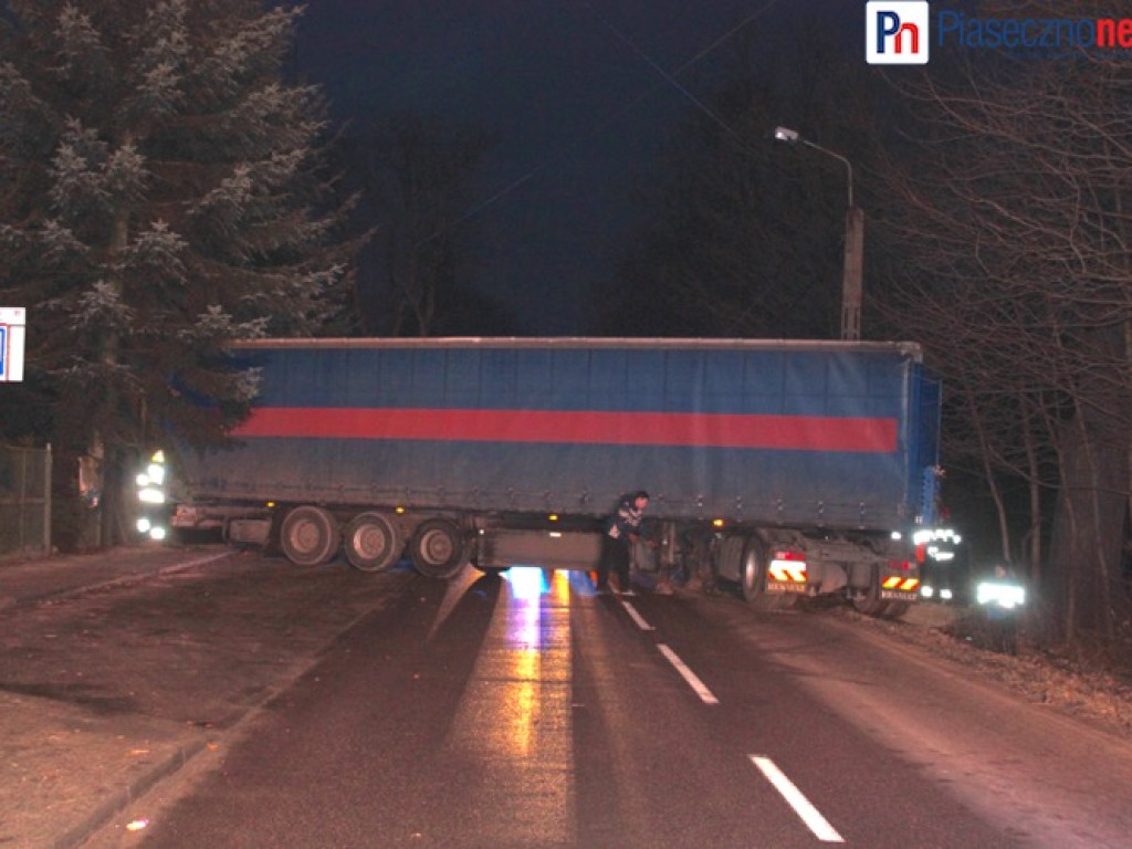 Tir skosił słup i tarasuje drogę!