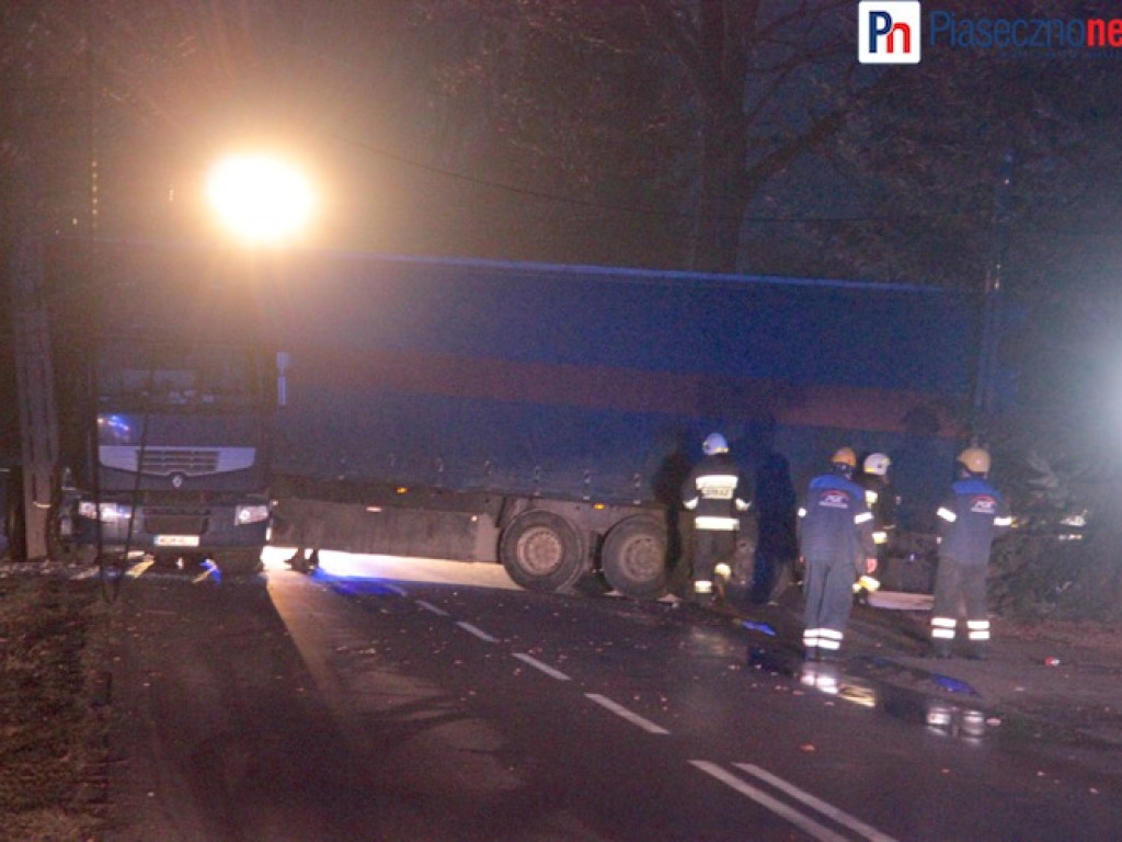 Tir skosił słup i tarasuje drogę!