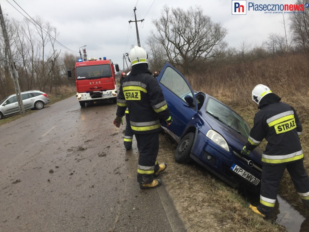 Samochód w rowie! Droga zablokowana
