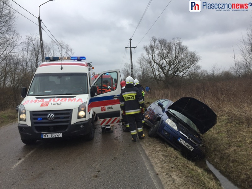 Samochód w rowie! Droga zablokowana