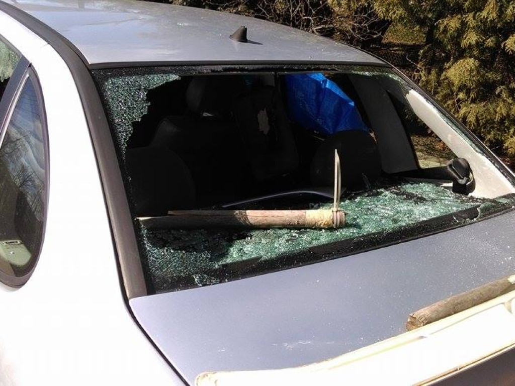 Zdemolowali auto! Powybijali wszystkie szyby!