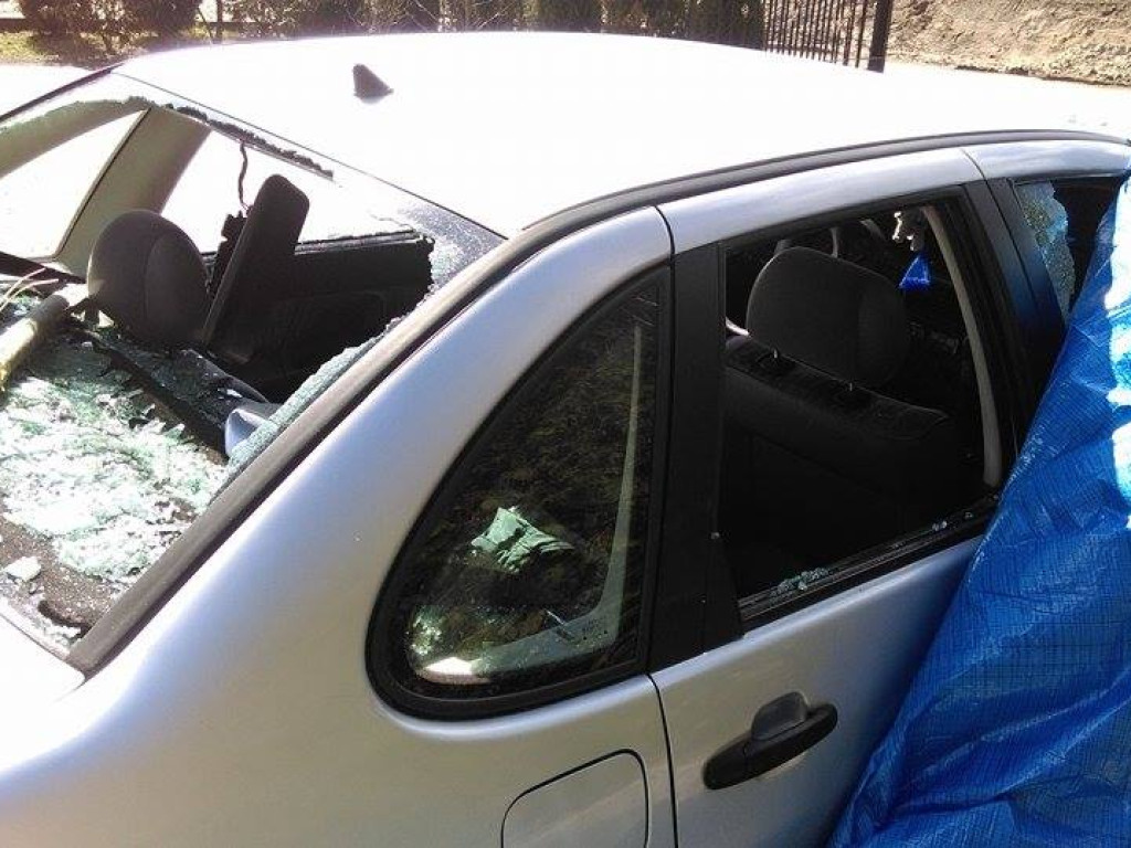 Zdemolowali auto! Powybijali wszystkie szyby!