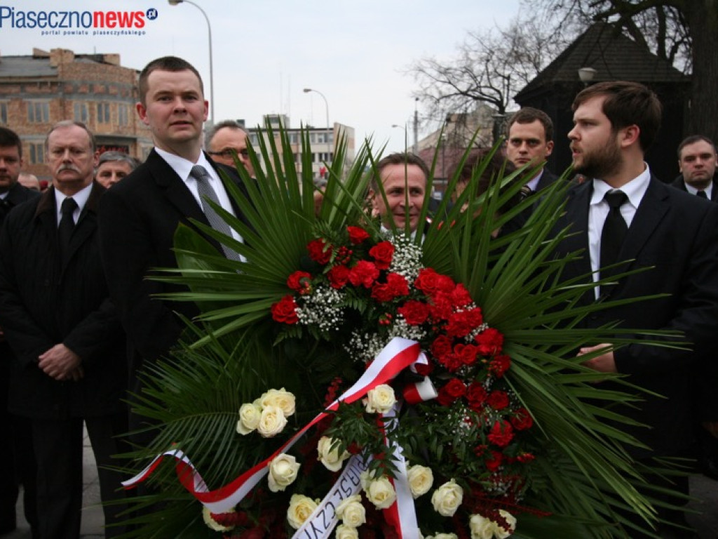 ROK 2010: Złożono hołd ofiarom katastrofy smoleńskiej