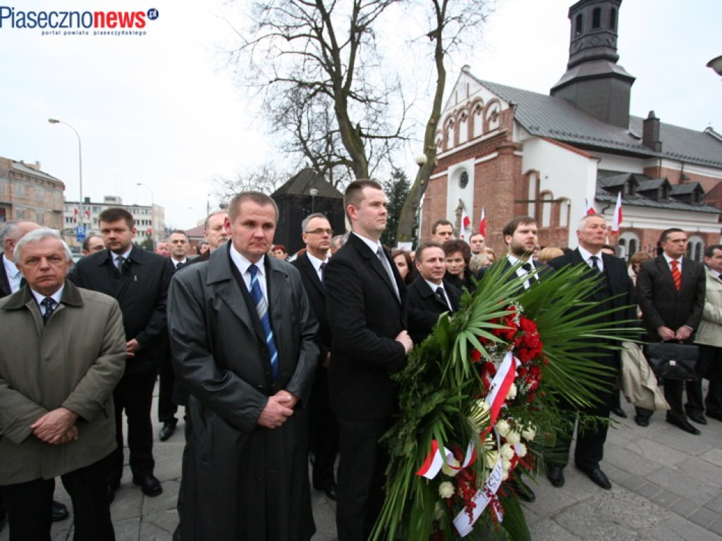 ROK 2010: Złożono hołd ofiarom katastrofy smoleńskiej
