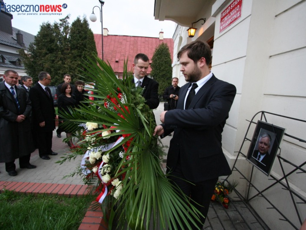 ROK 2010: Złożono hołd ofiarom katastrofy smoleńskiej