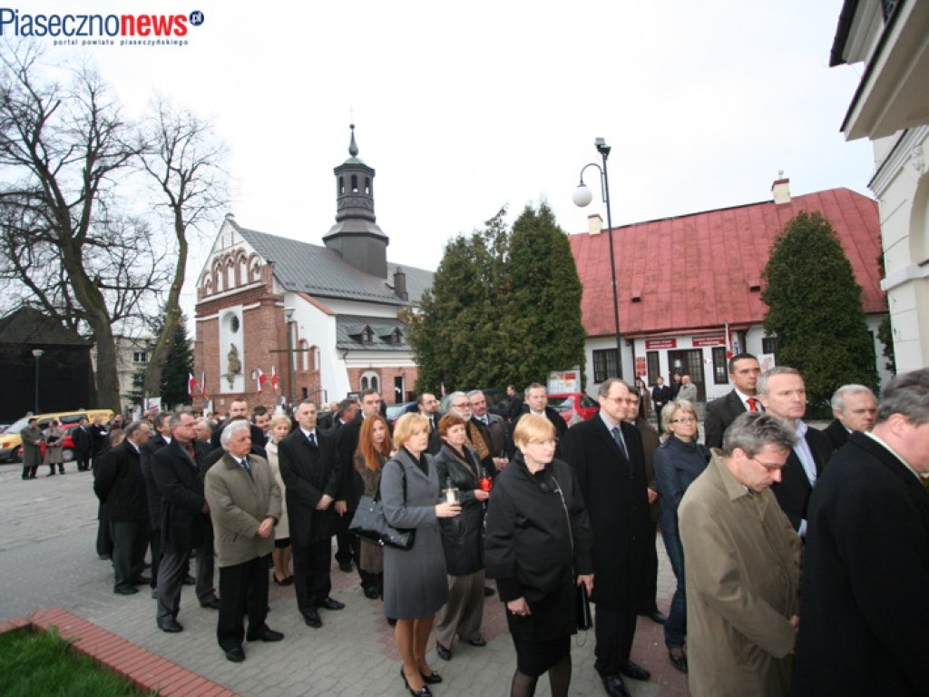 ROK 2010: Złożono hołd ofiarom katastrofy smoleńskiej