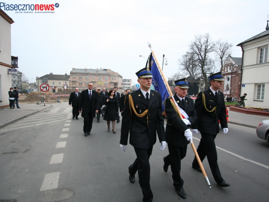 ROK 2010: Złożono hołd ofiarom katastrofy smoleńskiej