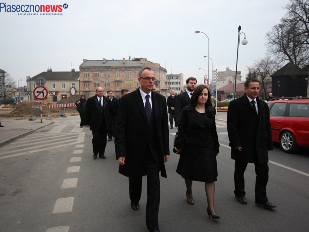 ROK 2010: Złożono hołd ofiarom katastrofy smoleńskiej