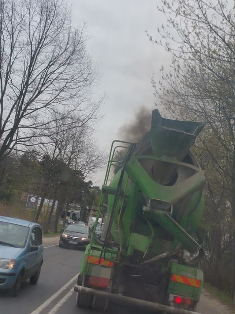 Dymiący potwór straszył na ul. Okulickiego