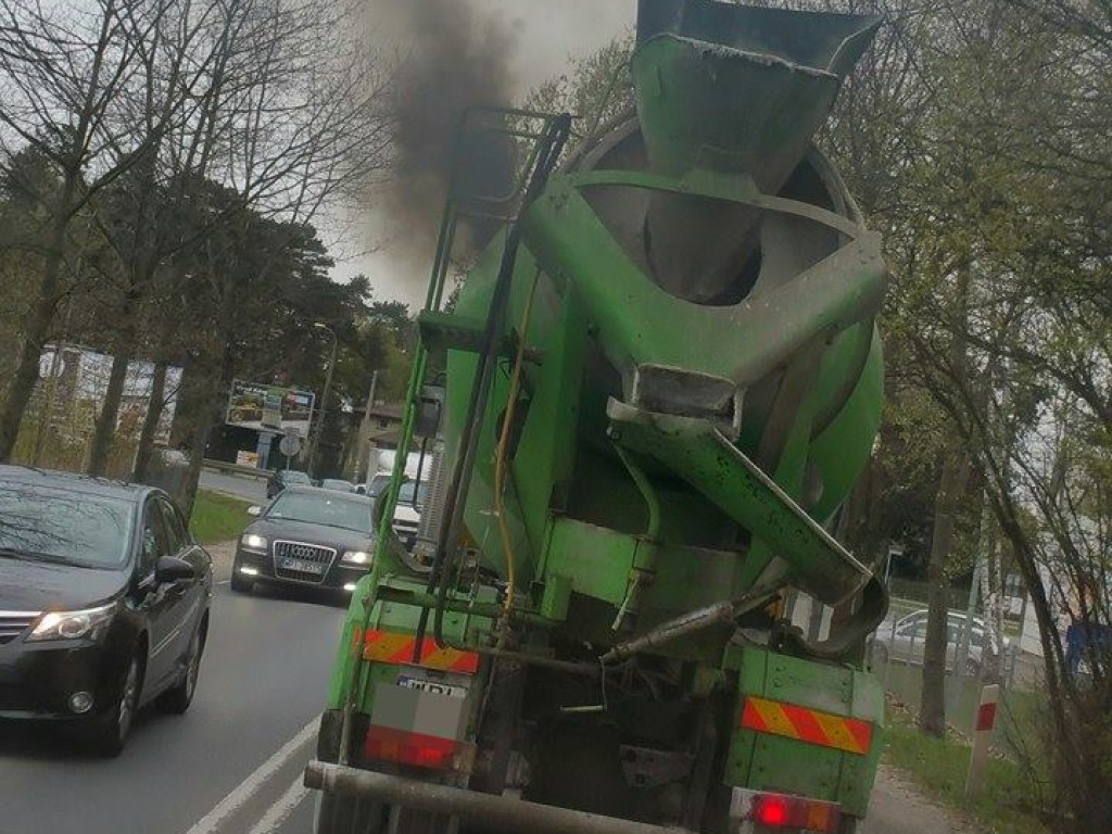 Dymiący potwór straszył na ul. Okulickiego