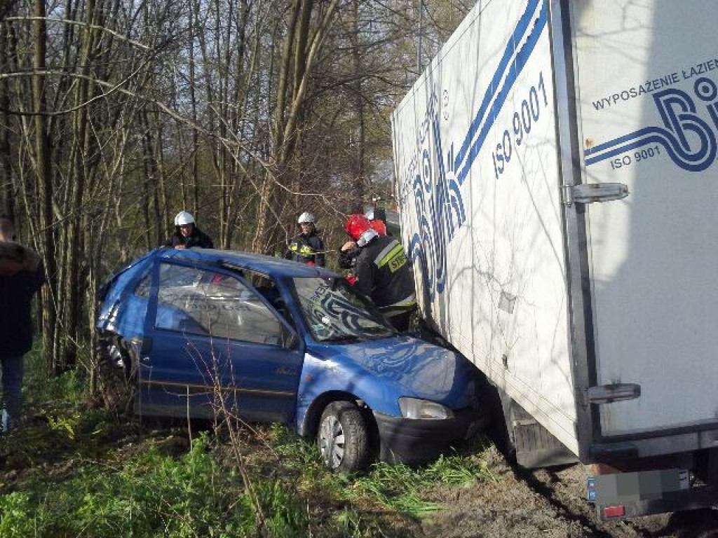 Ciężarówka zmiażdżyła osobówkę