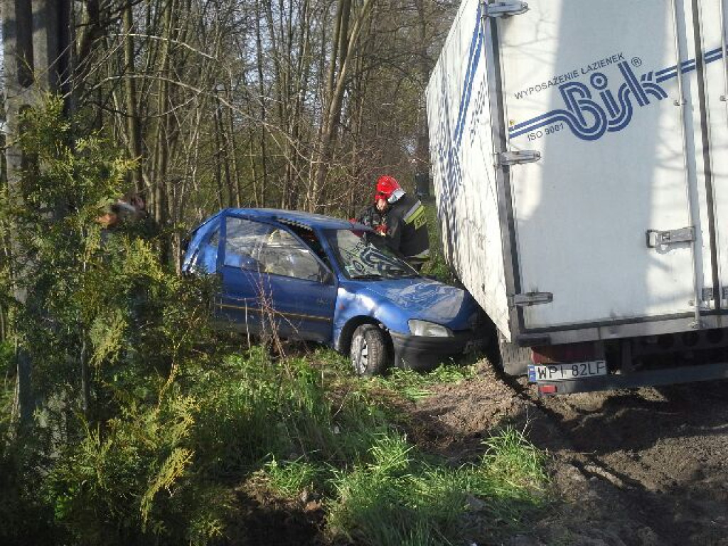 Ciężarówka zmiażdżyła osobówkę