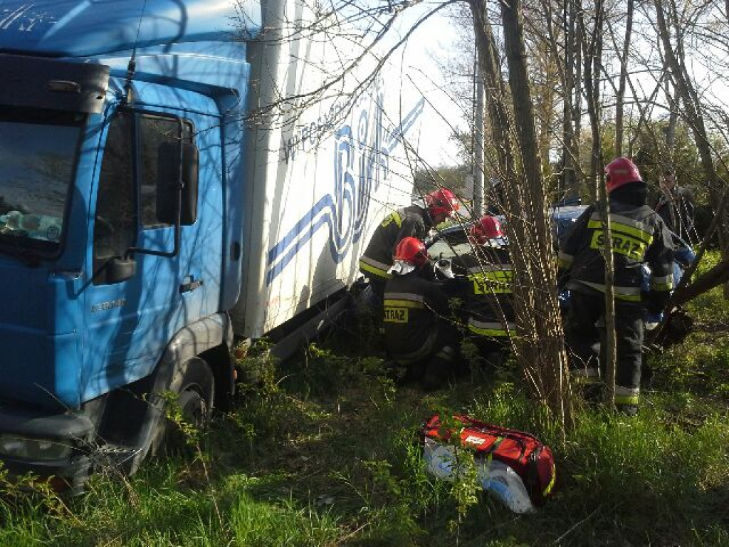 Ciężarówka zmiażdżyła osobówkę