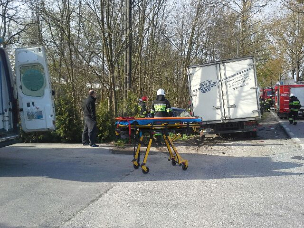 Ciężarówka zmiażdżyła osobówkę
