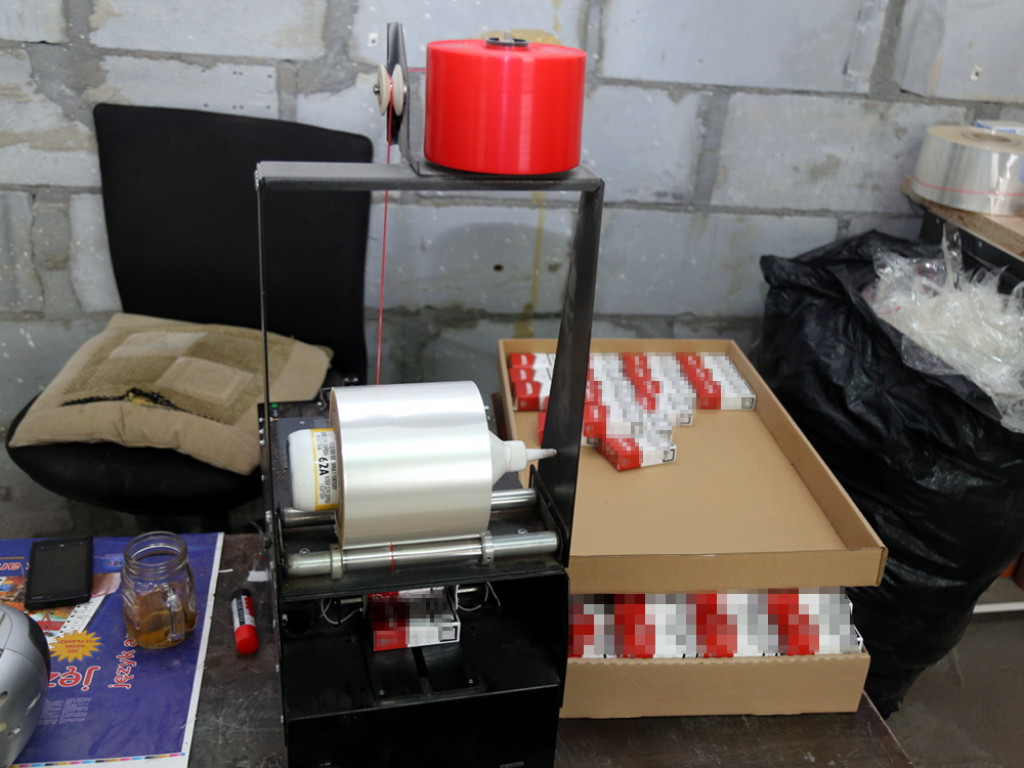 Zlikwidowano nielegalną fabrykę papierosów w Mysiadle