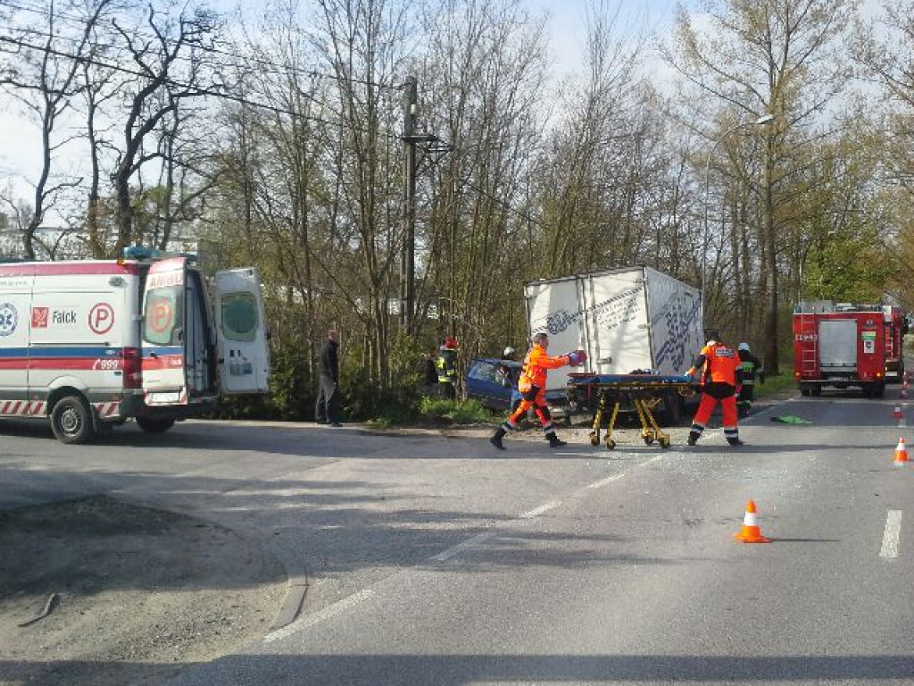 Ciężarówka zmiażdżyła osobówkę