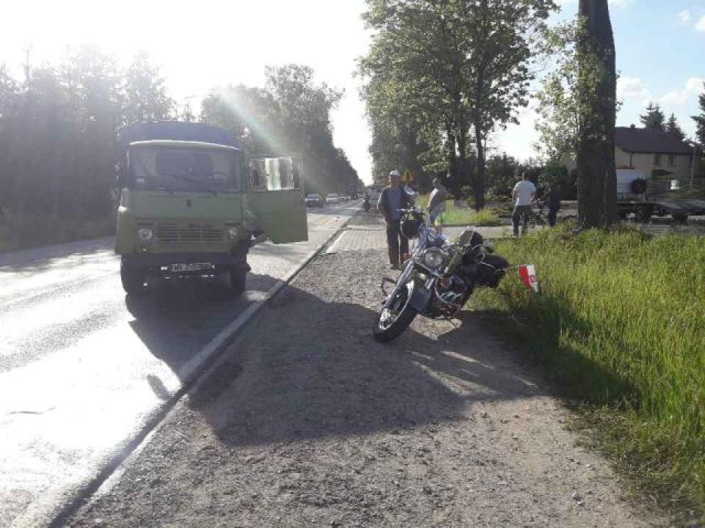 Żuk uderzył w motocyklistę!