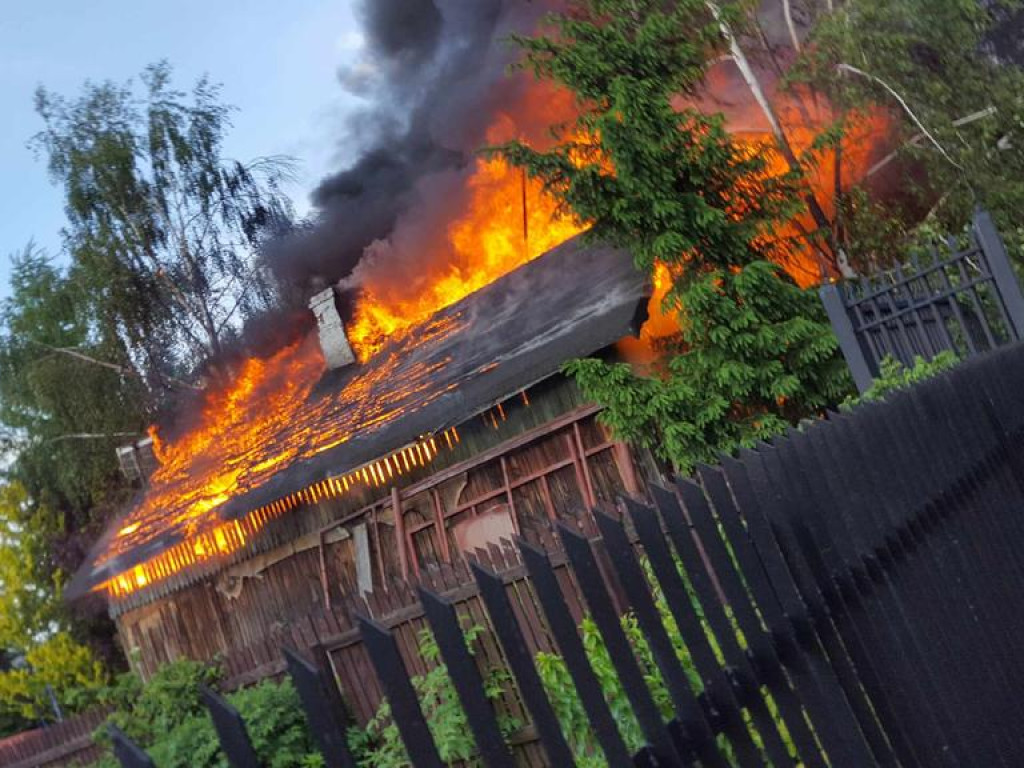 Budynek płonął jak pochodnia! Od kilku godzin strażacy walczą z żywiołem!