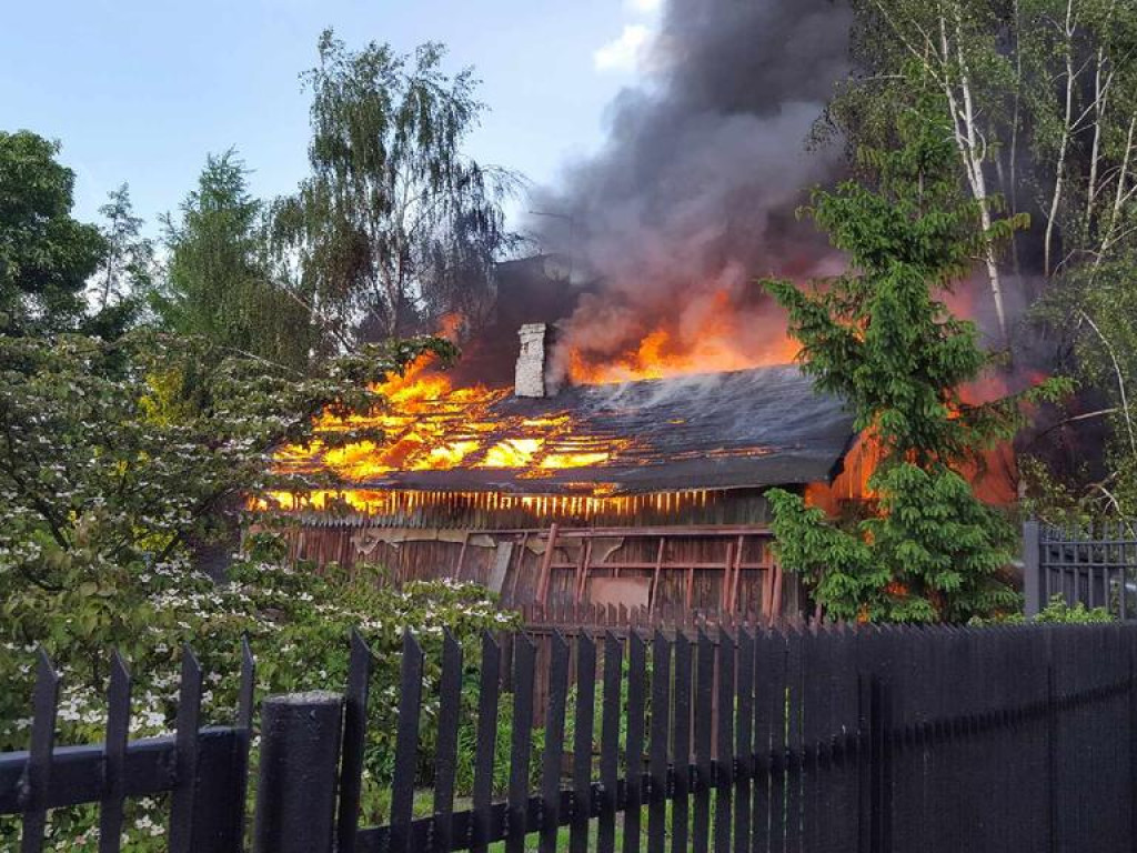 Budynek płonął jak pochodnia! Od kilku godzin strażacy walczą z żywiołem!