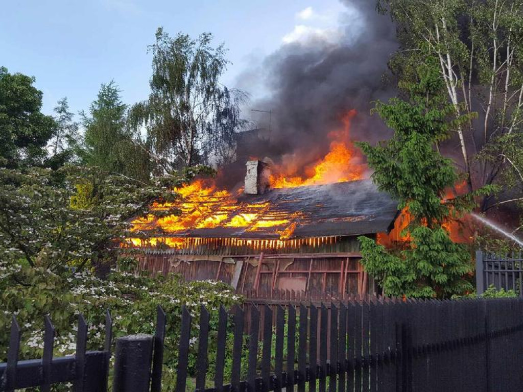 Budynek płonął jak pochodnia! Od kilku godzin strażacy walczą z żywiołem!