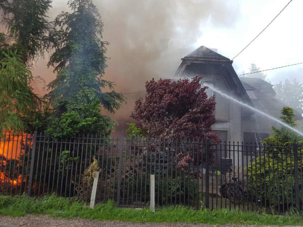 Budynek płonął jak pochodnia! Od kilku godzin strażacy walczą z żywiołem!