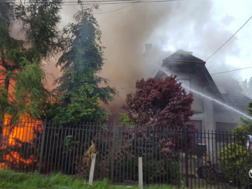 Budynek płonął jak pochodnia! Od kilku godzin strażacy walczą z żywiołem!