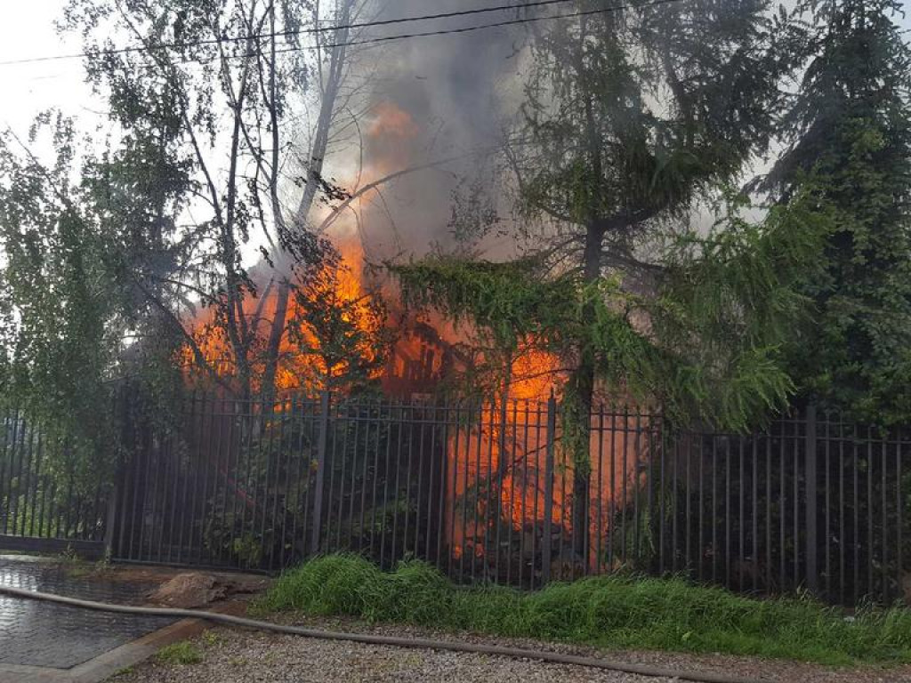 Budynek płonął jak pochodnia! Od kilku godzin strażacy walczą z żywiołem!