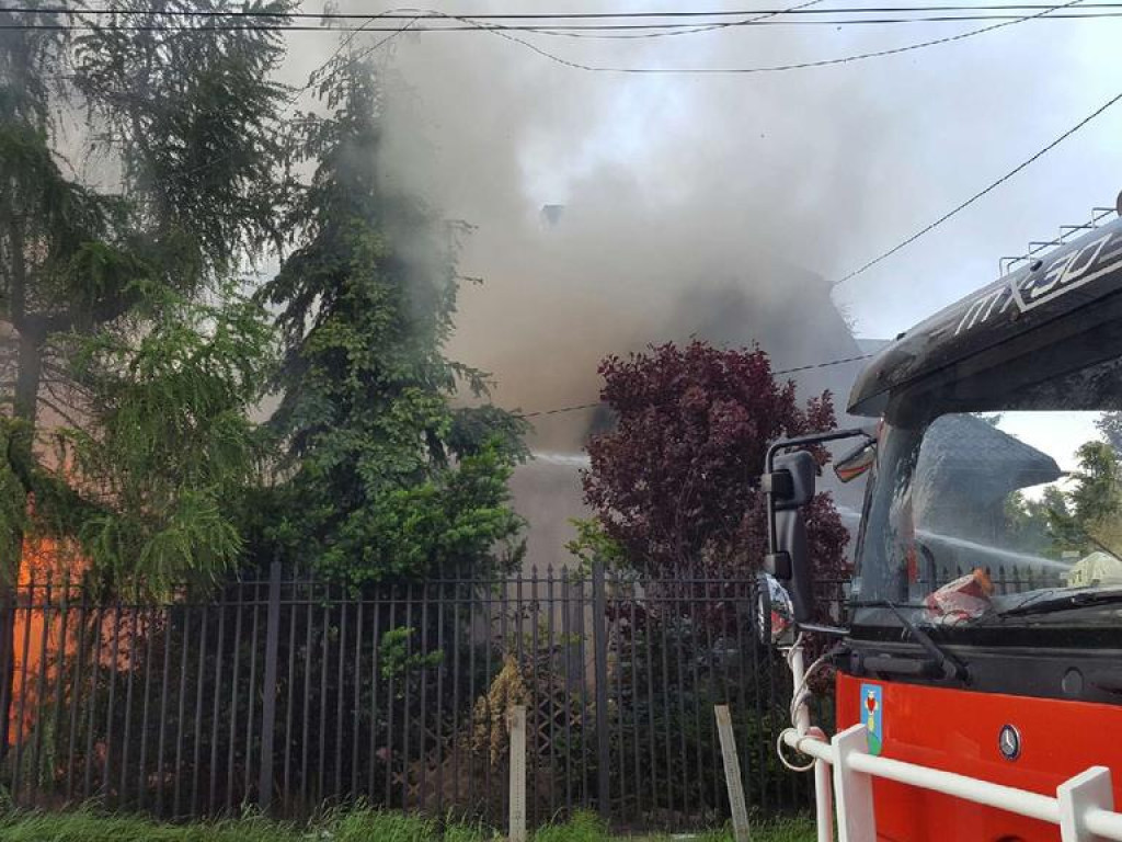 Budynek płonął jak pochodnia! Od kilku godzin strażacy walczą z żywiołem!