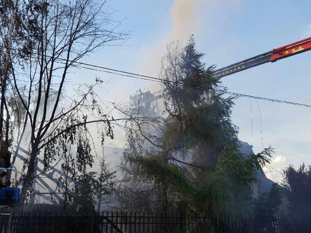 Budynek płonął jak pochodnia! Od kilku godzin strażacy walczą z żywiołem!