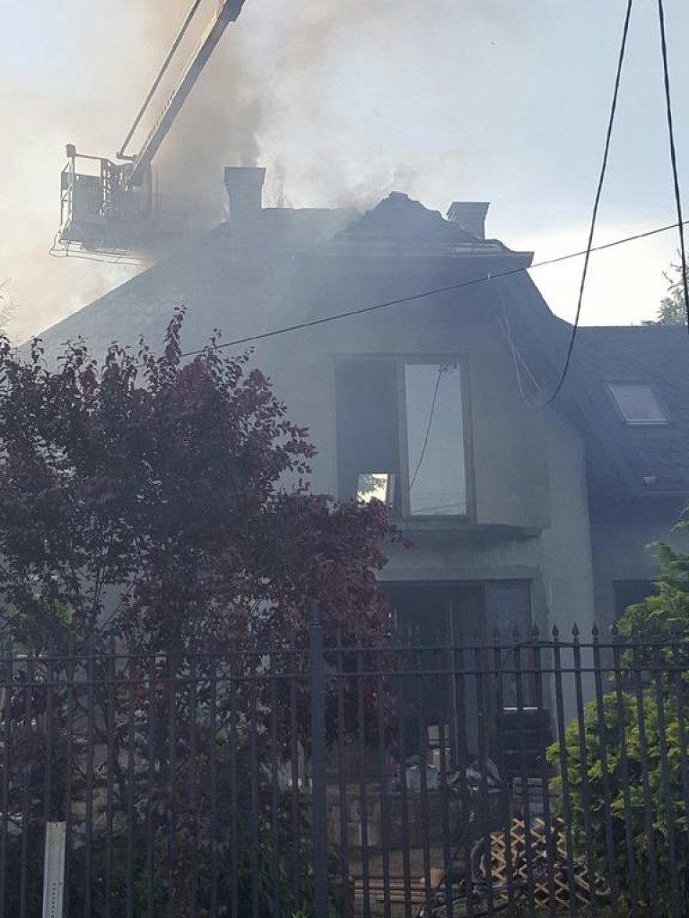 Budynek płonął jak pochodnia! Od kilku godzin strażacy walczą z żywiołem!