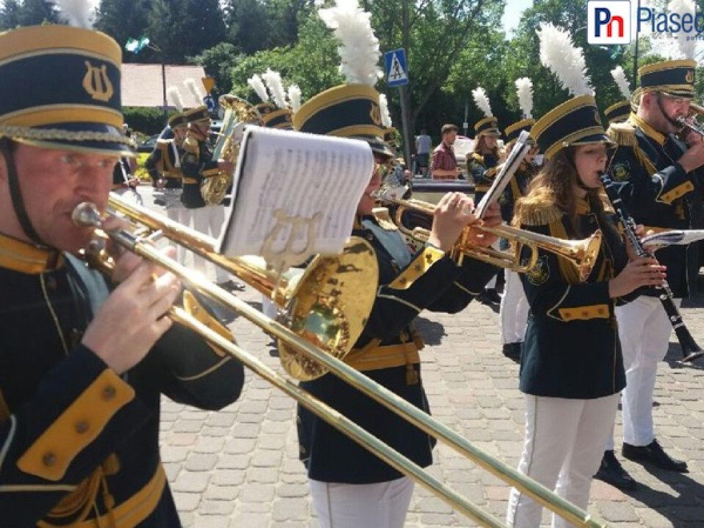 Tłumy wyległy na ulicę! W Konstancinie-Jeziornie jak w latach przedwojennych
