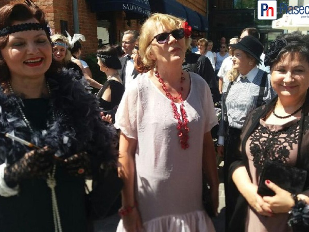 Tłumy wyległy na ulicę! W Konstancinie-Jeziornie jak w latach przedwojennych