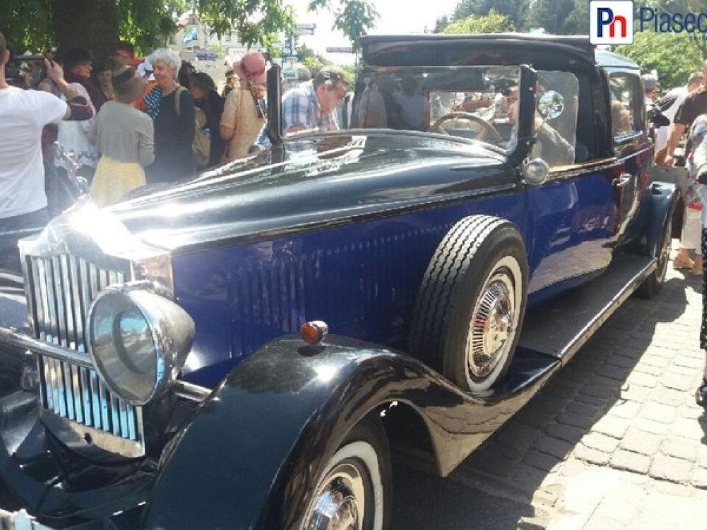 Tłumy wyległy na ulicę! W Konstancinie-Jeziornie jak w latach przedwojennych