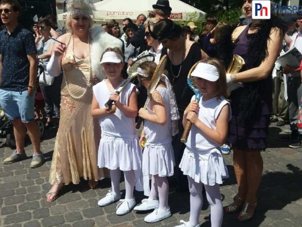 Tłumy wyległy na ulicę! W Konstancinie-Jeziornie jak w latach przedwojennych