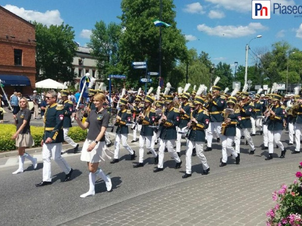 Tłumy wyległy na ulicę! W Konstancinie-Jeziornie jak w latach przedwojennych