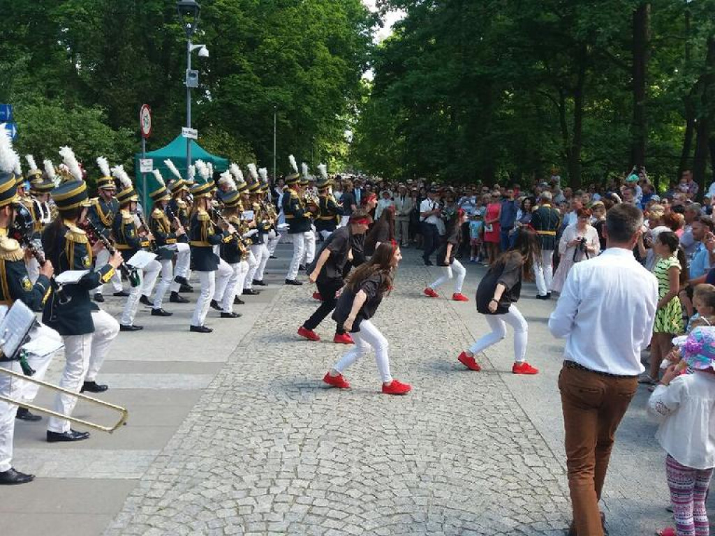 Tłumy wyległy na ulicę! W Konstancinie-Jeziornie jak w latach przedwojennych